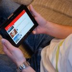 便攜螢幕選購主題視覺：對比不同面板類型、亮度規格與支架設計在咖啡廳工作場景中的實際表現