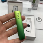 RELX 電子煙幻影系列綠色漸層主機實拍與正品包裝盒開箱對比圖
