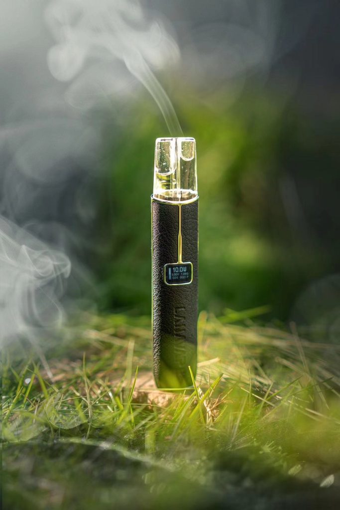 Lana電子煙皮革主機多角度實拍，展示機身線條、皮革紋理與磁吸接口細節