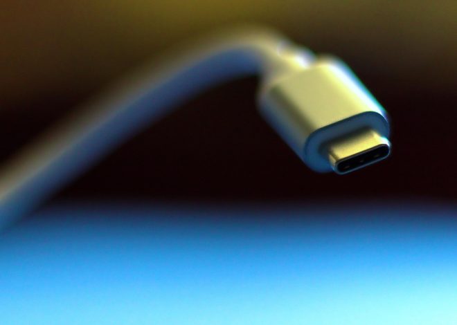 出國工作必備：萬用轉接頭與快充組，一顆搞定全球充電，筆電手機一次滿足