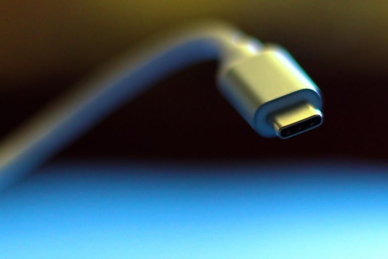 一顆搞定全球充電，筆電手機一次滿足