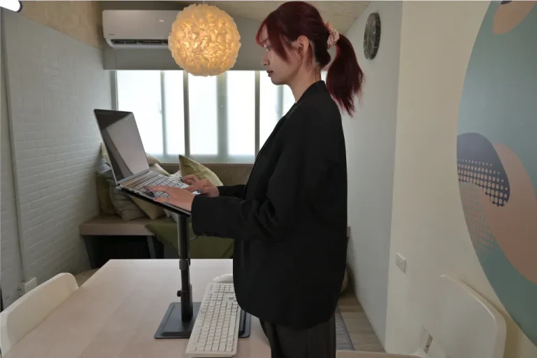 數位遊牧者的移動辦公場景：使用者正操作架高的筆記型電腦，並透過螢幕擴展進行高效率的多工處理，展現安全且專注的數位工作空間。